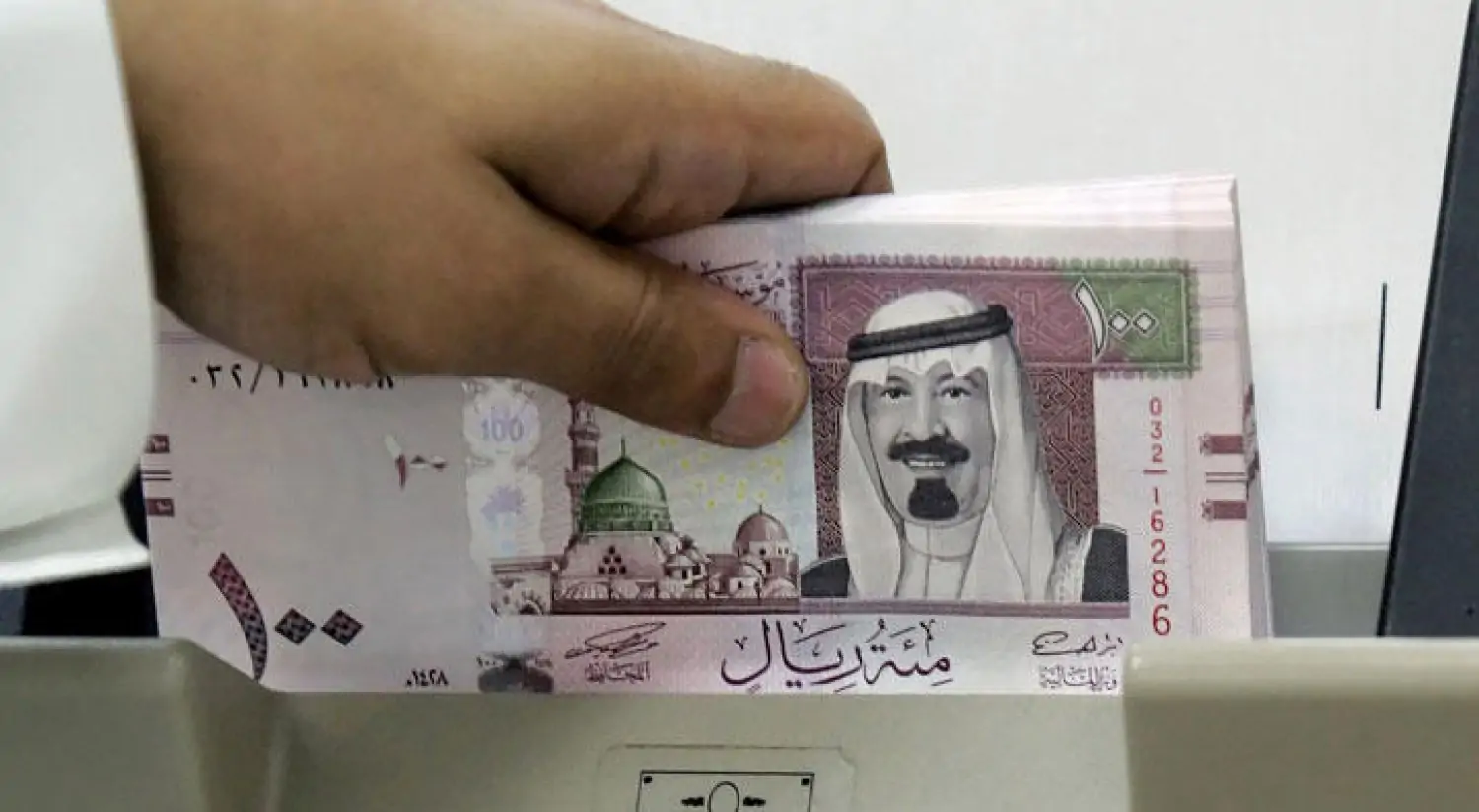 سبب تأخير إيداع رواتب الموظفين في السعودية 